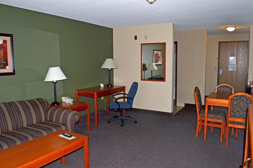 Paola Inn And Suites Habitación foto