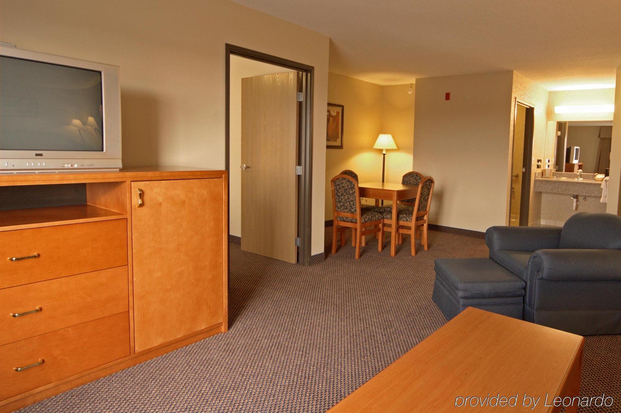 Paola Inn And Suites Habitación foto